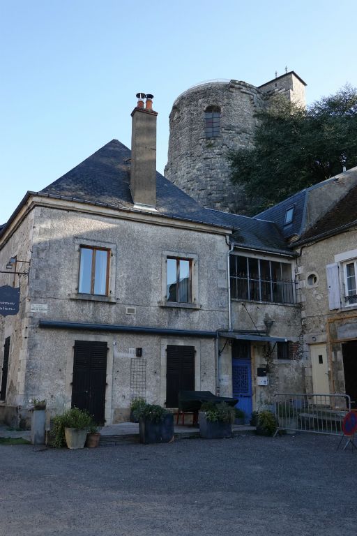 Place du Connétable avec en arrière plan la Tour des Fiefs